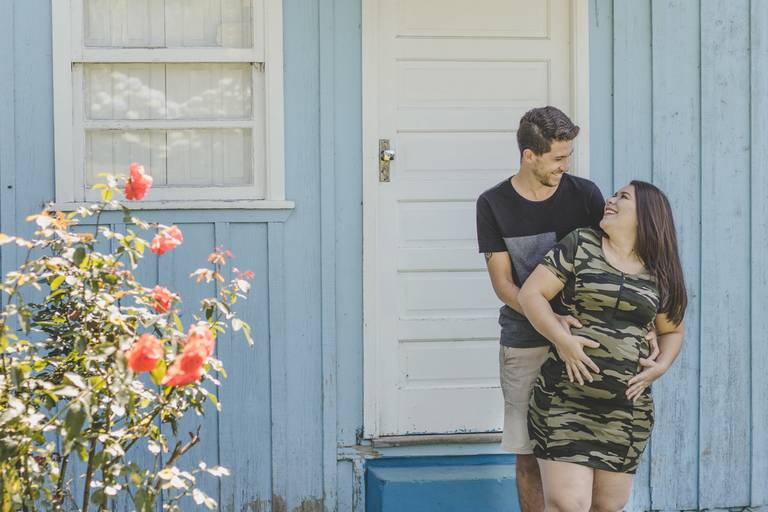 foto em casa antiga com casal se olhando durante ensaio gestante