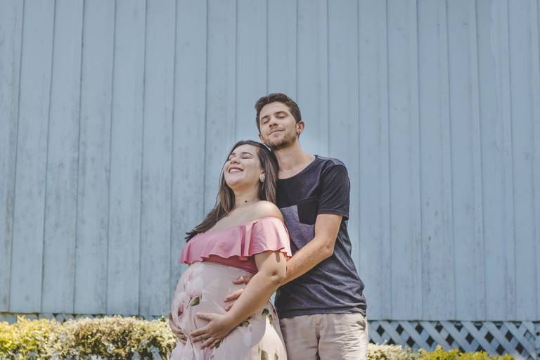 casal junto abraçados sonhando com seu bebe