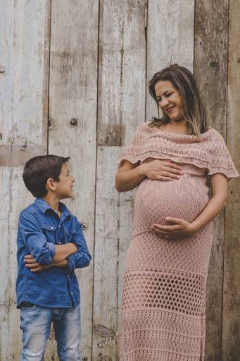 foto mãe e filho se olhando em ensaio gestante