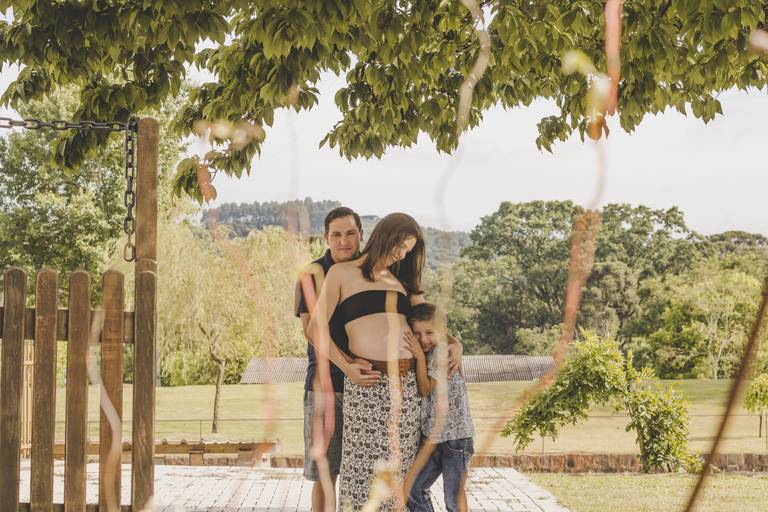 família juntinha em meio de cenário natural