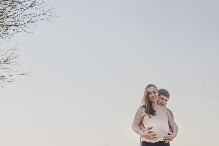 foto minimalista de casal grávidos no anila restaurante Fernandes pinheiro pr