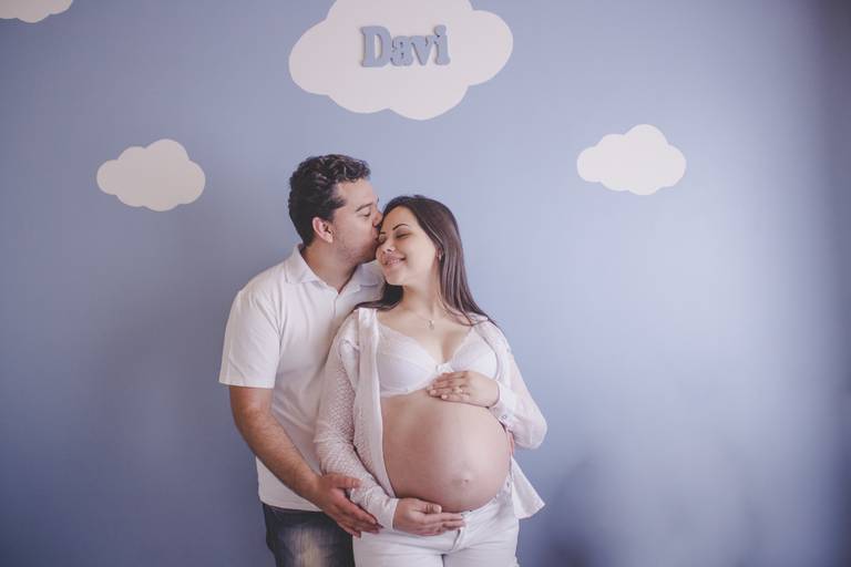 casal registrando gravidez no quartinho do bebe Davi Irati Pr
