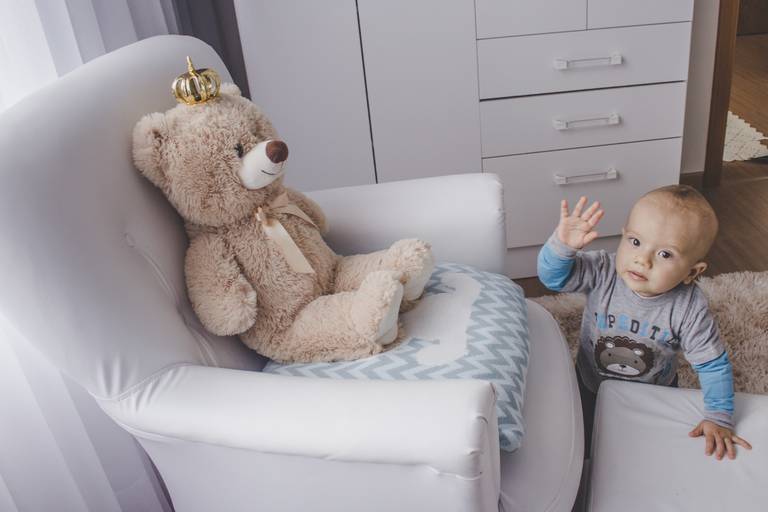 criança e urso no quartinho irati pr