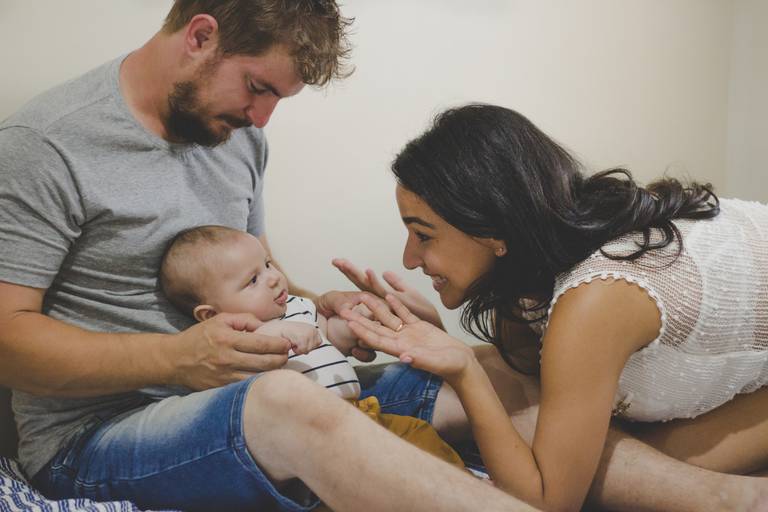 mãe oferecendo colo em retrato de familia