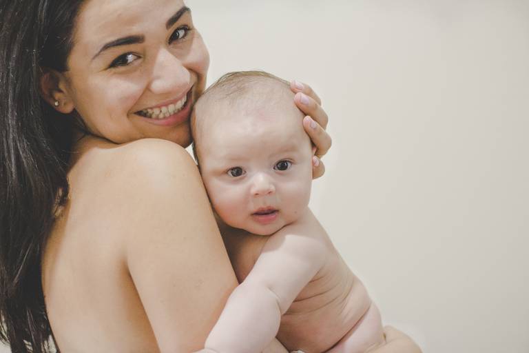mãe e bebe contato pele a pele
