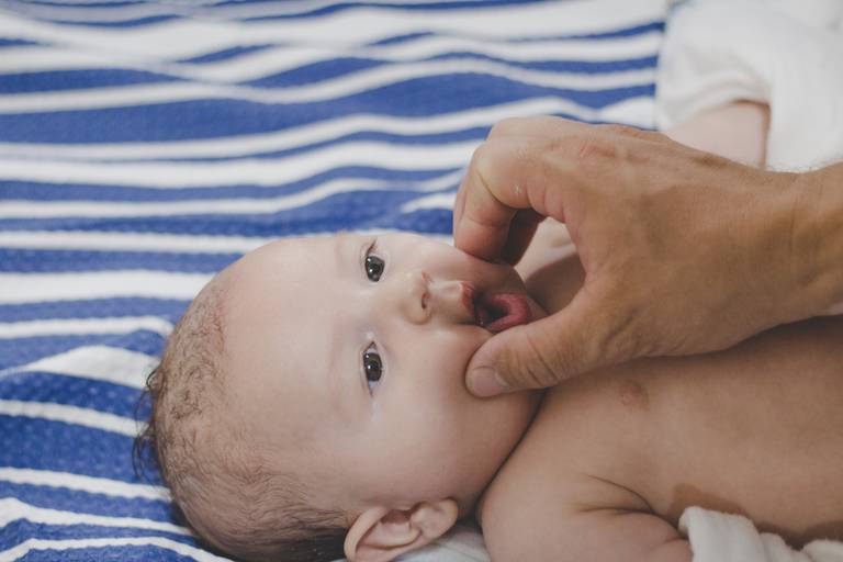 Pai fazendo careta peixinho em bebe