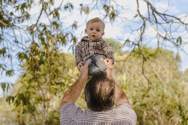 papai e bebe em paisagem natural