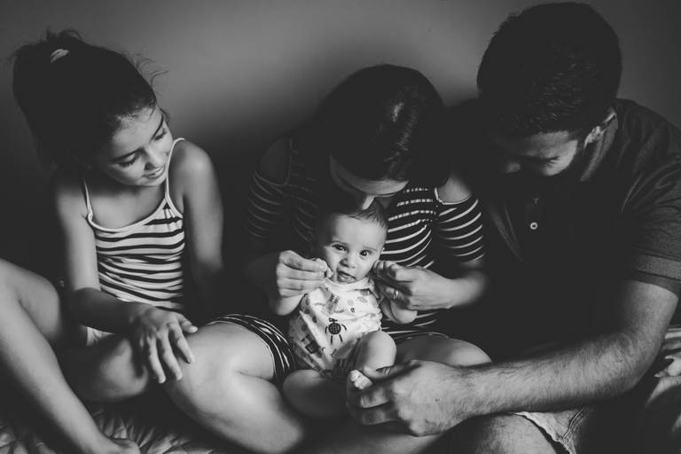 foto de família completa durante sessão em irati pr