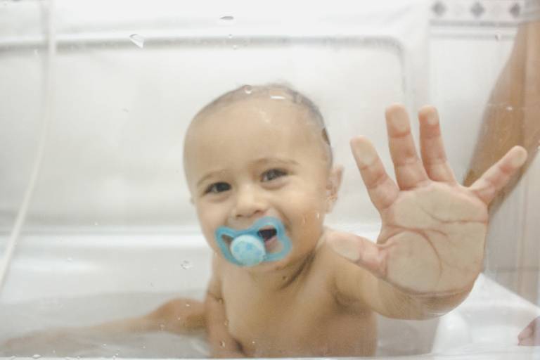 foto de bebe no banho em box de vidro