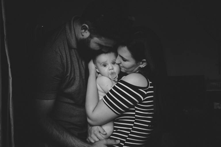 foto preta e branca de família abraçada em ensaio em casa irati pr