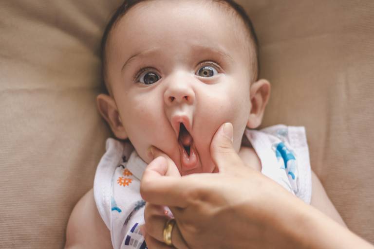 mamãe fazendo bico de peixinho em bebe durante ensaio em irati pr