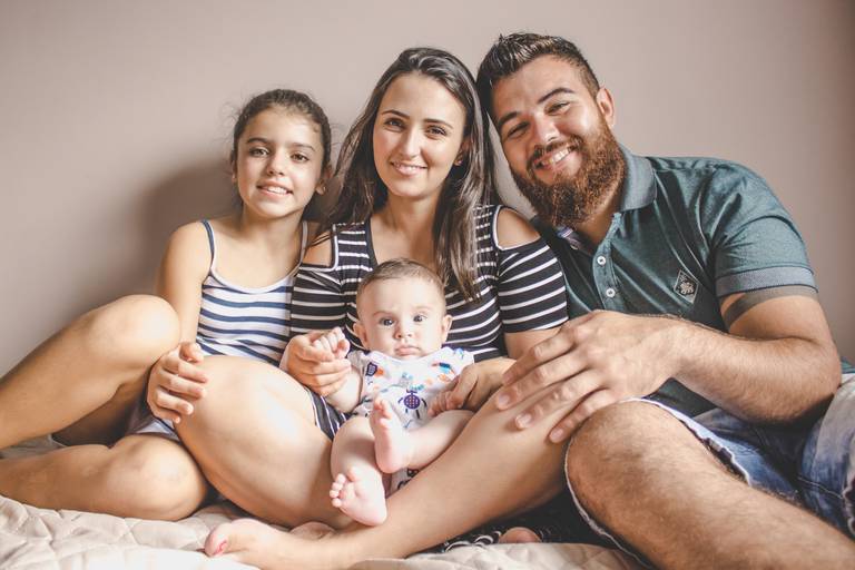 retrato de família completa durante sessão de fotos
