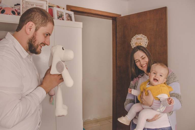sessão família em casa momento brincando com urso de pelucia