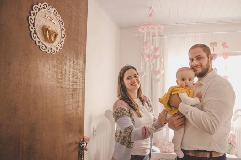 ensaio família em casa na porta do quartinho da bebe