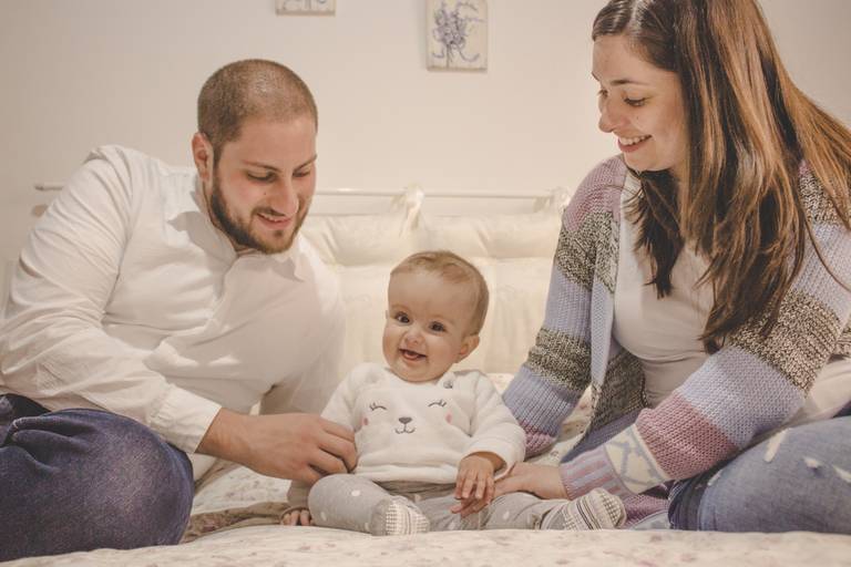 retrato de família em casa na cidade de irati pr com bebe feliz