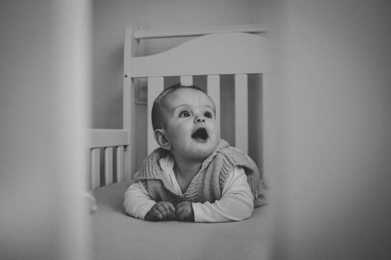 bebe fazendo pose no berço em irati pr