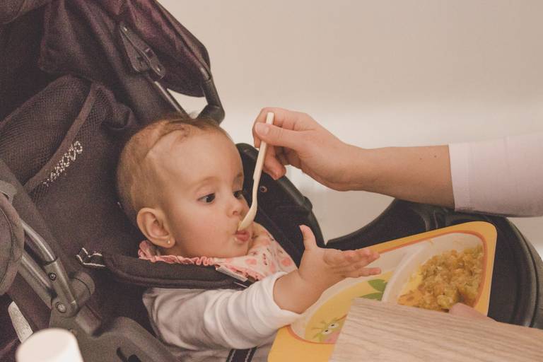 bebe comendo papinha em ensaio lifestyle
