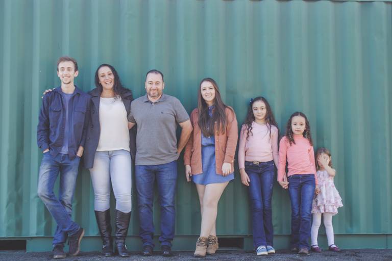 família grande com cinco filhos em sessão de fotos em irati pr
