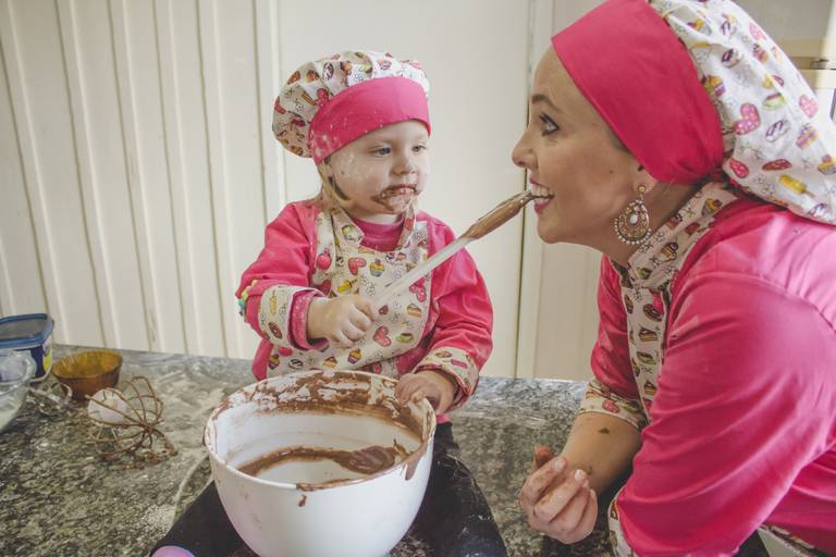 criança dando bolo para mãe confeiteira em irati pr