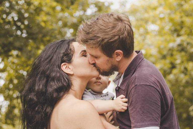 casal se beijando com bebe olhando no anila restaurante irati pr