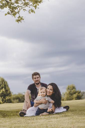 família em abraço na paisagem do anila restaurante fernandes pinheiro