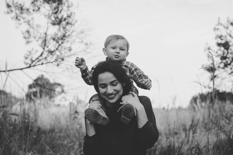 mãe e bebe companheiros andando no mato 