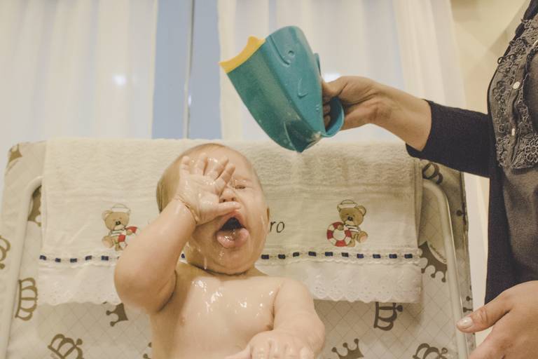 johnsons baby em banho fazendo pose