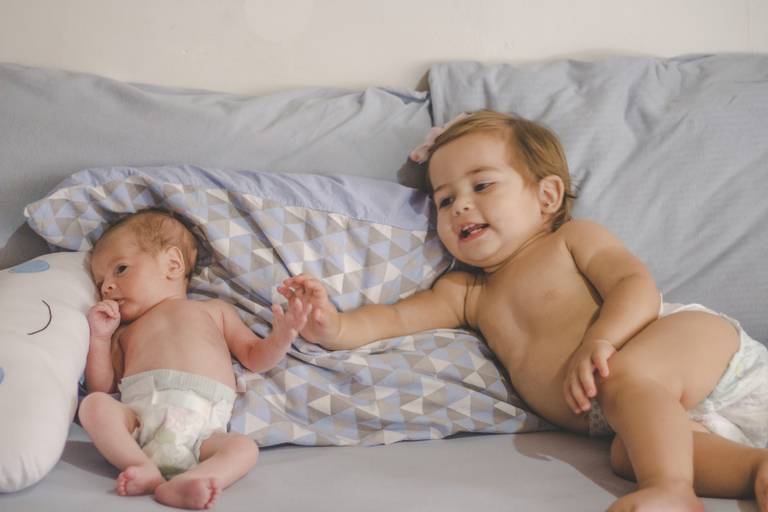 bebes primos de mãos unidas em gesto de amor