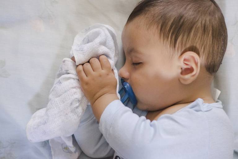 bebe dormindo chupando chupeta