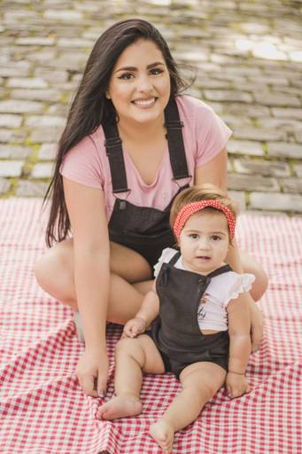 mamãe jovem e bebe fazendo pose