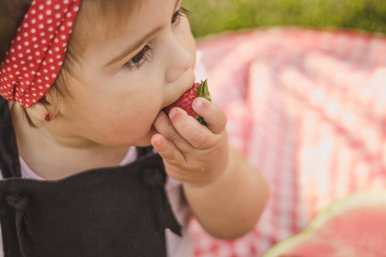 bebe comendo morango em Smash the fruit no parque aquático Irati pr