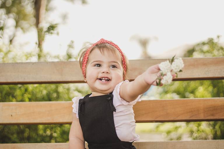 bebe com flores
