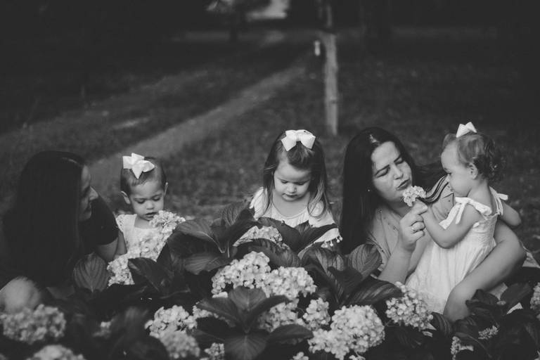 Foto preta e branca com irmãs e suas filhas gêmeas com hortênsias irati pr