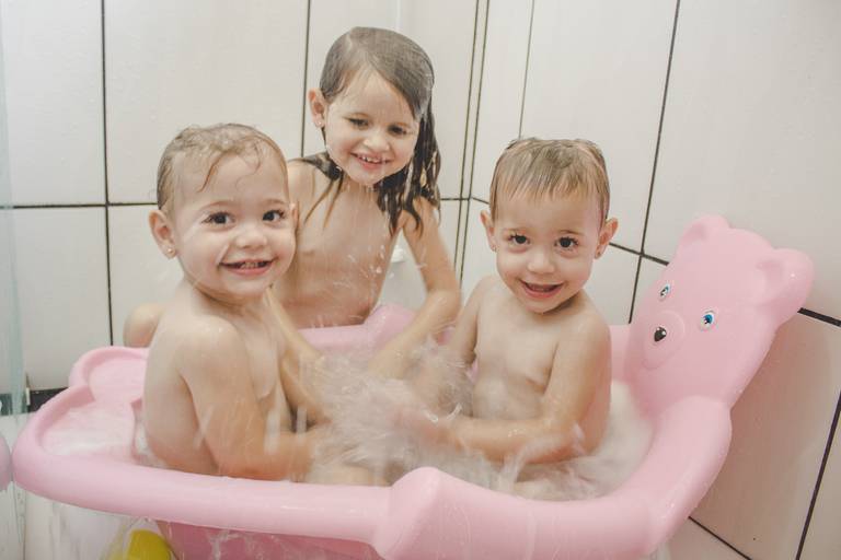 primas tomando banho no chuveiro e banheira juntas se divertindo