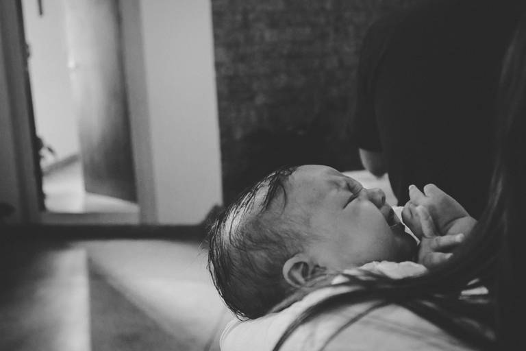 bebe chorando na igreja