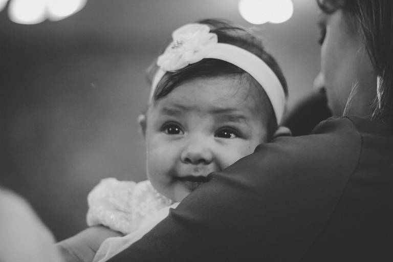 foto preta e branca de bebe no batizado na capela santo antonio 