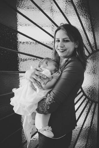 mãe e bebe na porta da igreja no dia do seu batismo em irati pr