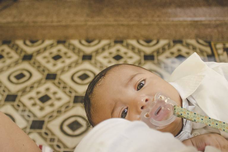 bebe no seu batizado 