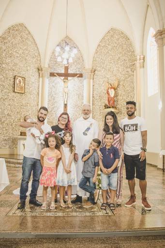 retrato de família reunida para receber o sacramento do batismo