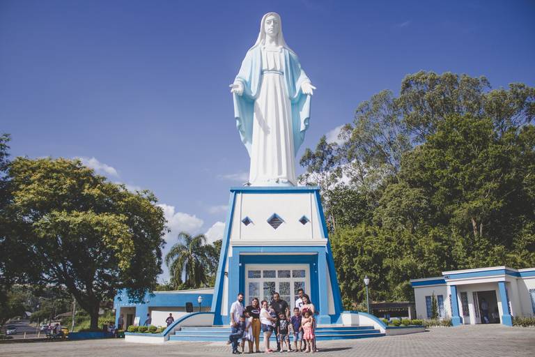família aos pés de nossa senhora das graças em Irati Pr