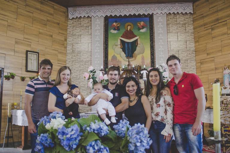 família posando para foto retrato após batizado em igreja de rebouças pr