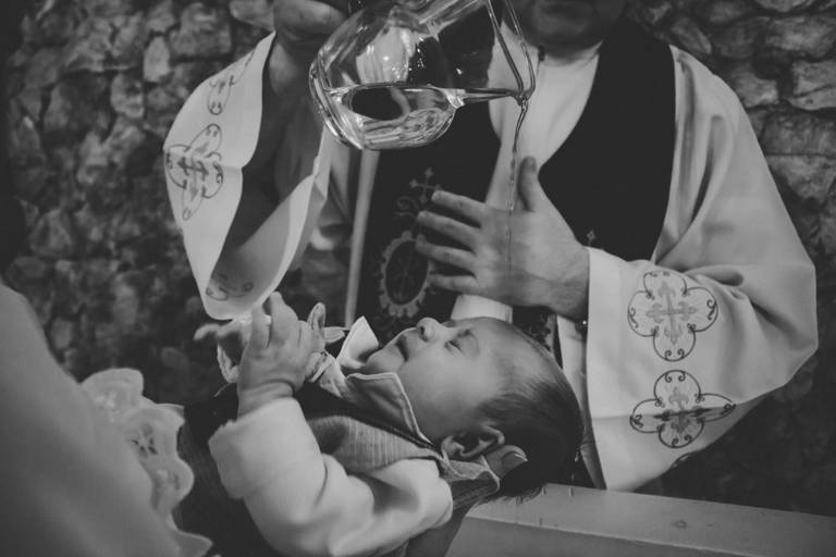 padre batizando na igreja são miguel na cidade de Irati no Parana