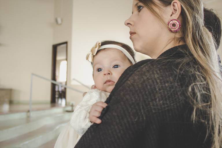 bebe e mamãe em abraço no batizado irati pr