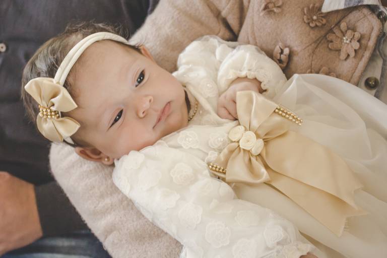 bebe com seu vestido de batizado 