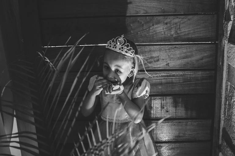 princesa criança comendo brigadeiro escondido em irati pr
