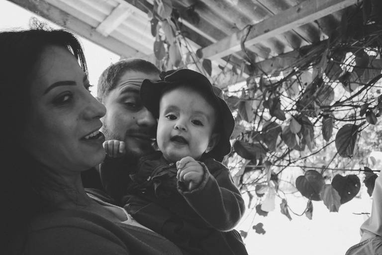 pai, tia e bebe fazendo careta para foto