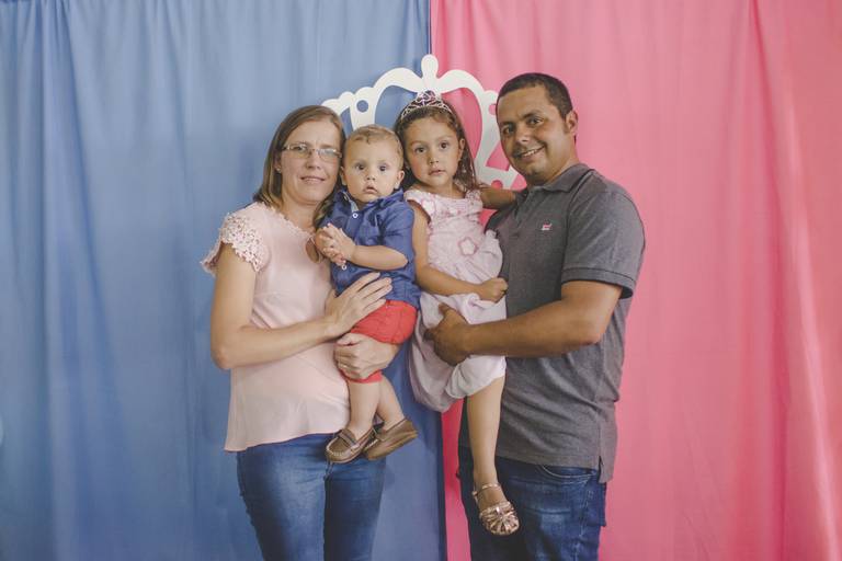Retrato de família com irmãos aniversariantes no mesmo dia 