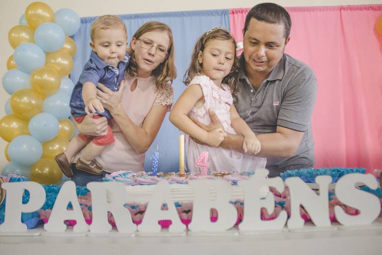 Família soprando as velas no parabéns de um e quatro anos em Irati pr