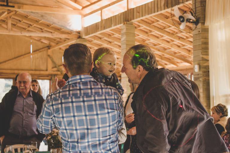foto de bebe rindo com tio em festa infantil em irati pr