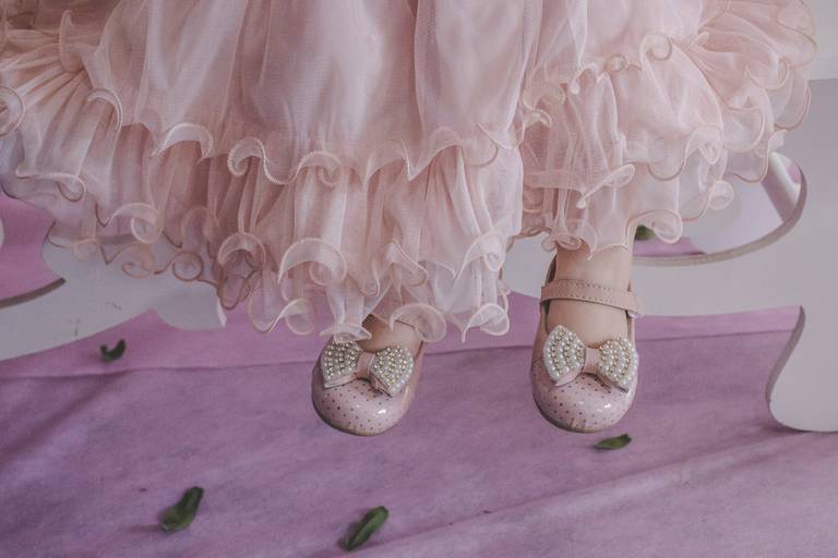 detalhe do sapatinho da bebe em seu aniversário